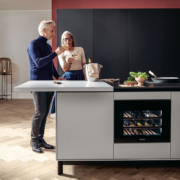 modern kookeiland met wijnklimaatkast